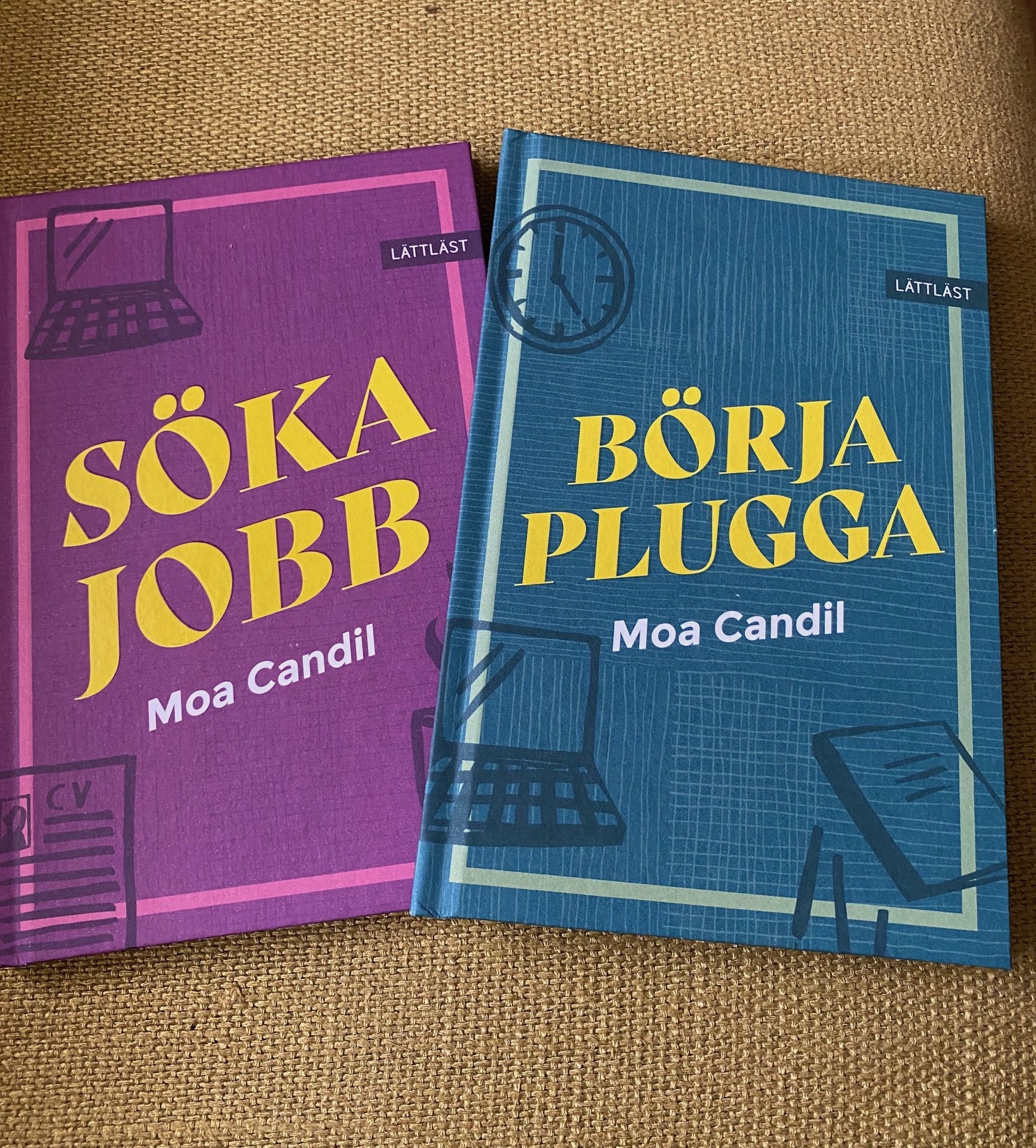 Boken Söka jobb är lila med gul text och boken Börja plugga är blå med gul text