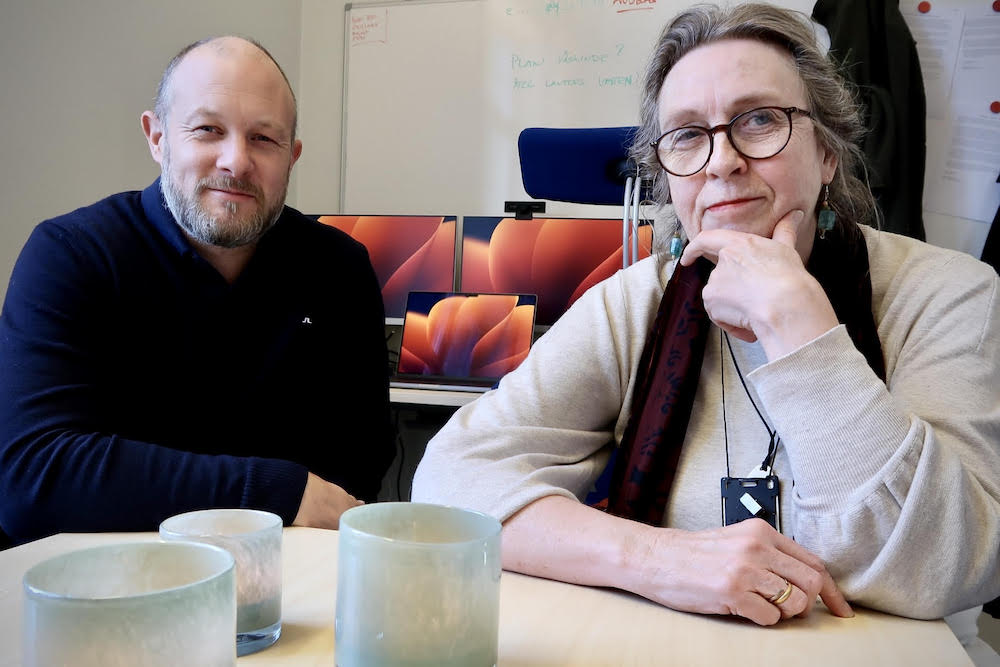 Andreas Unger och Greta Henriksson sitter vid ett bord