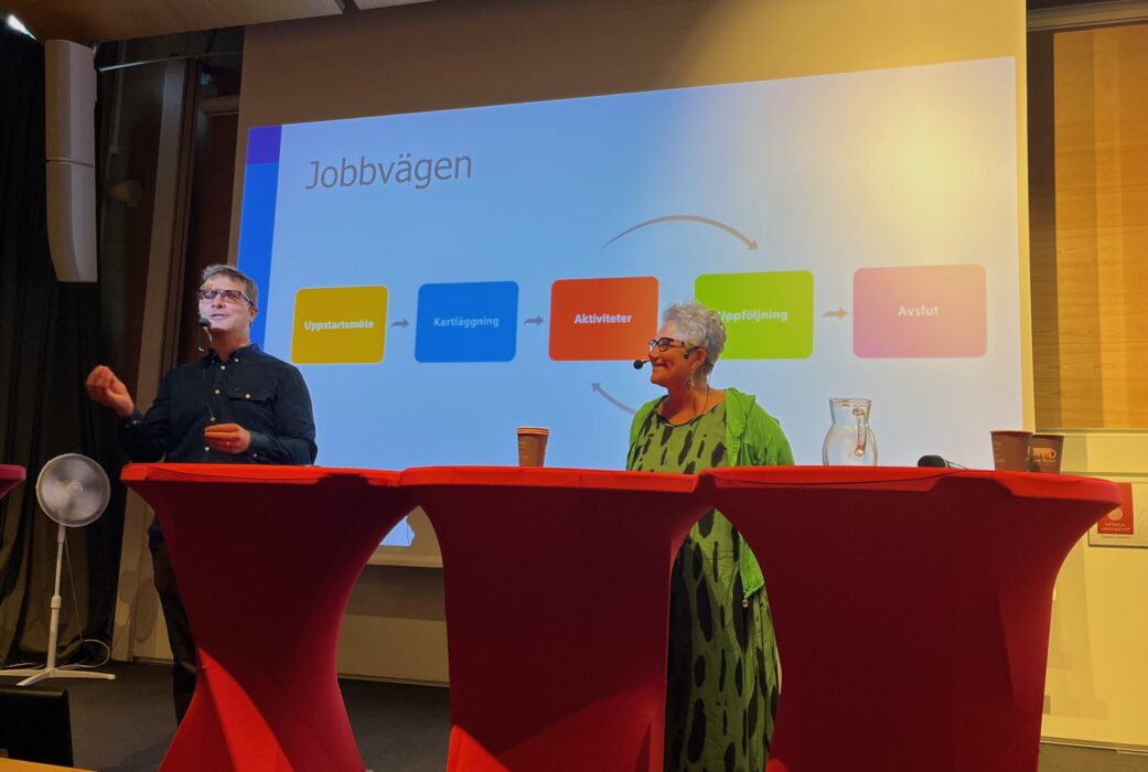 Olof Petersson och Marita Westerlund framför sin powerpoint om Jobbvägen