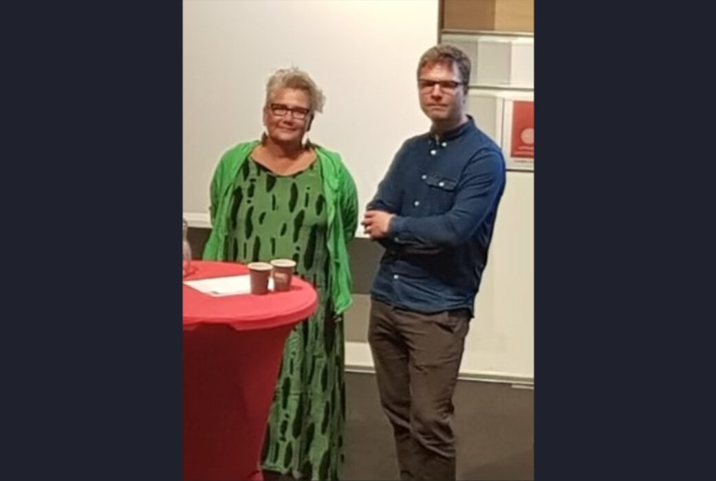 Marita Westerlund och Olof Petersson bakom en röd talarstol