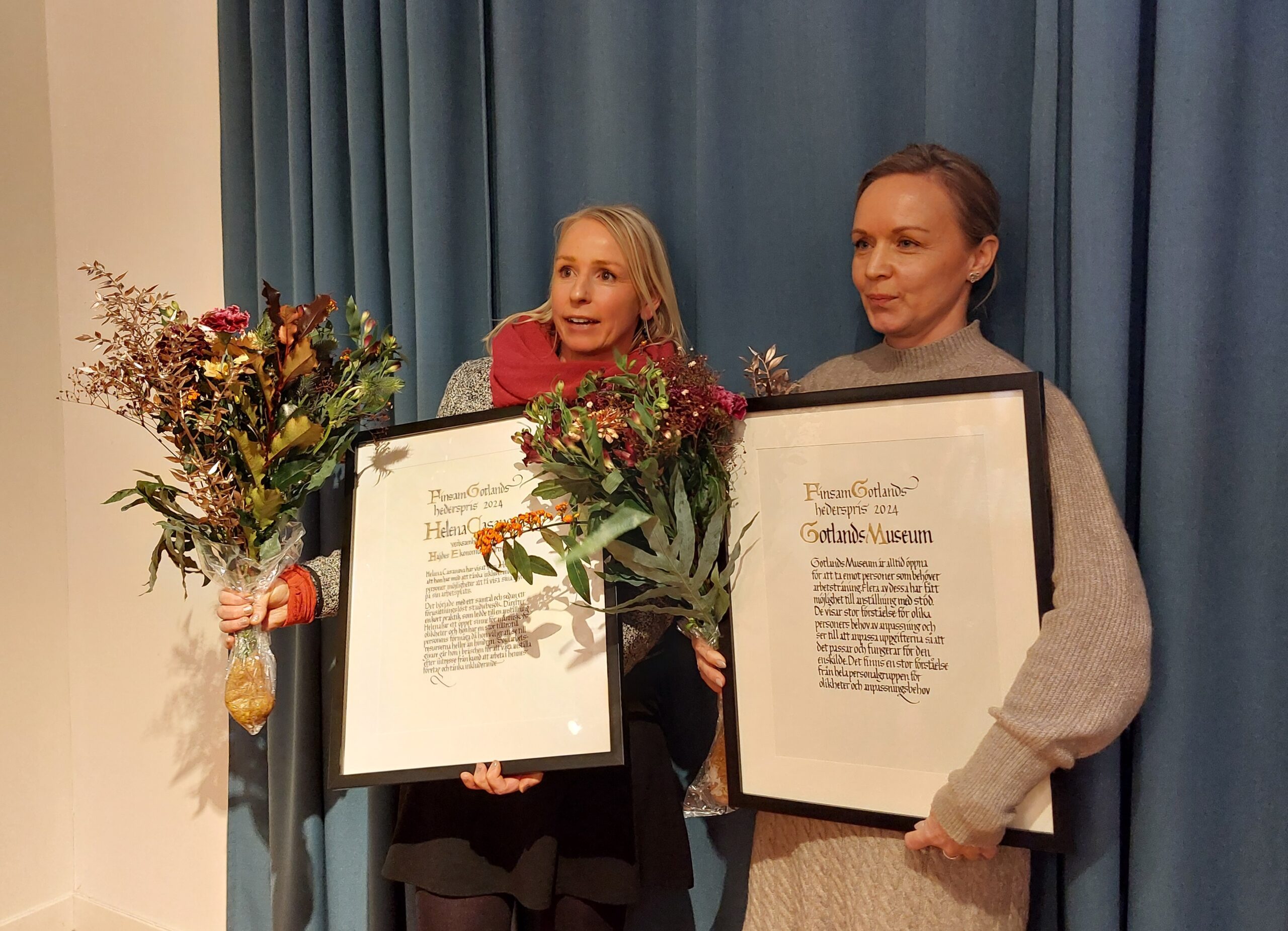 Årets pristagare håller i varsitt diplom och blombukett