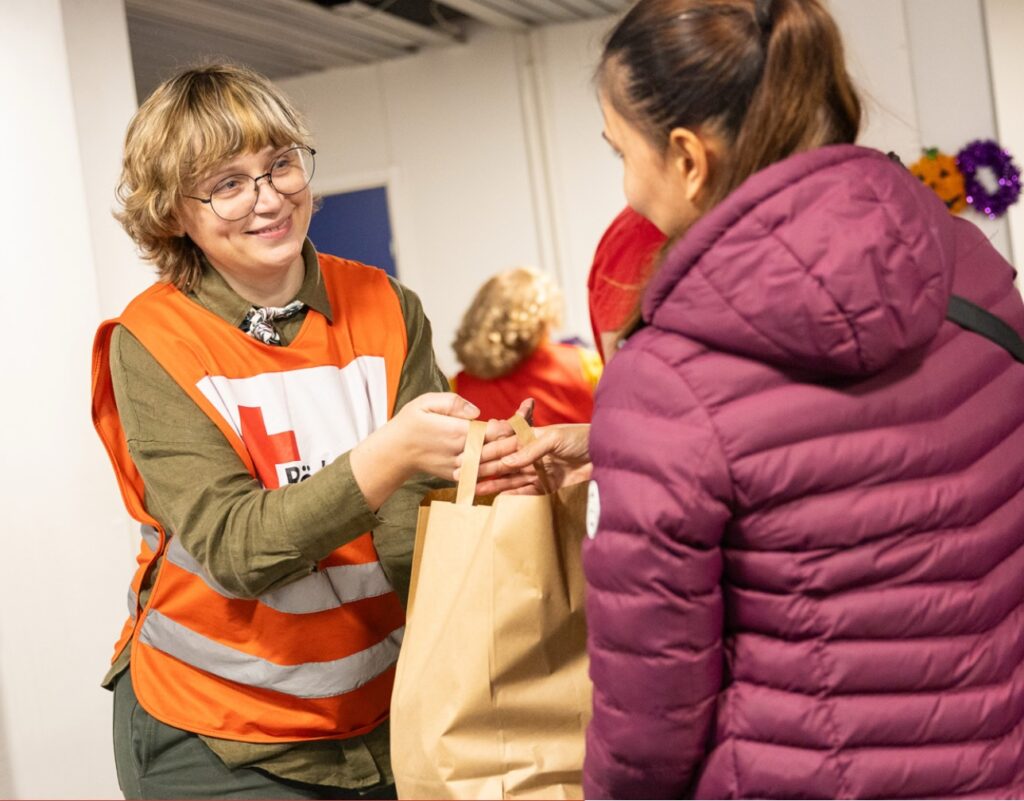 Krystyna Heti, en av Röda Korsets volontärer, delar ut matkassar till behövande på Röda Korsets hus i Stockholm Foto av Tomas Ärlemo